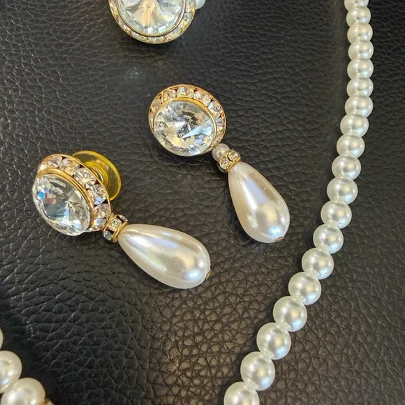 Elegant Pearl and Gold Jewelry Set - Picture 2 of 4